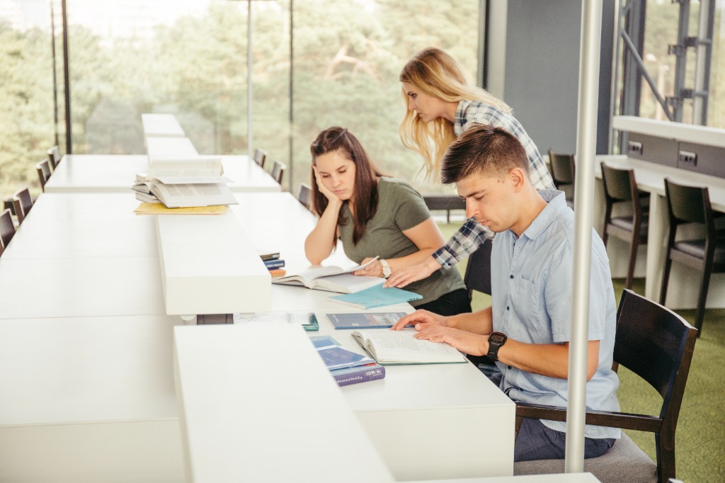 Student pracující na IT a AI kurzu v moderní kanceláři