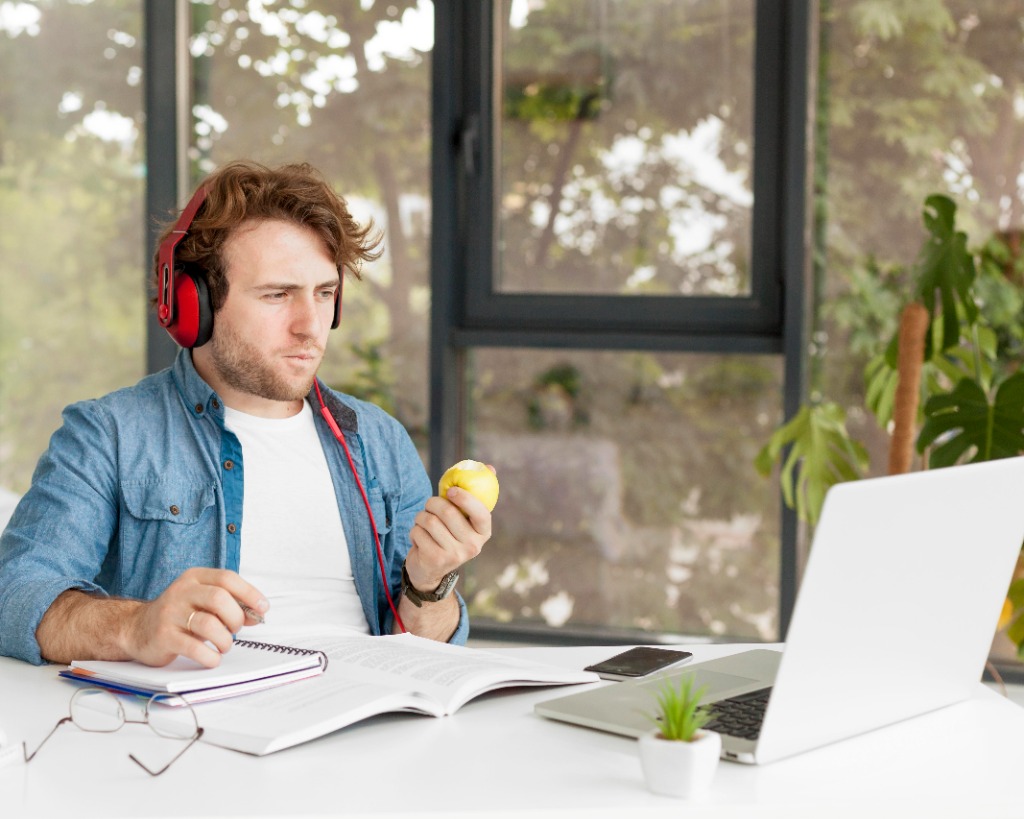 Student s laptohem při studiu online kurzů